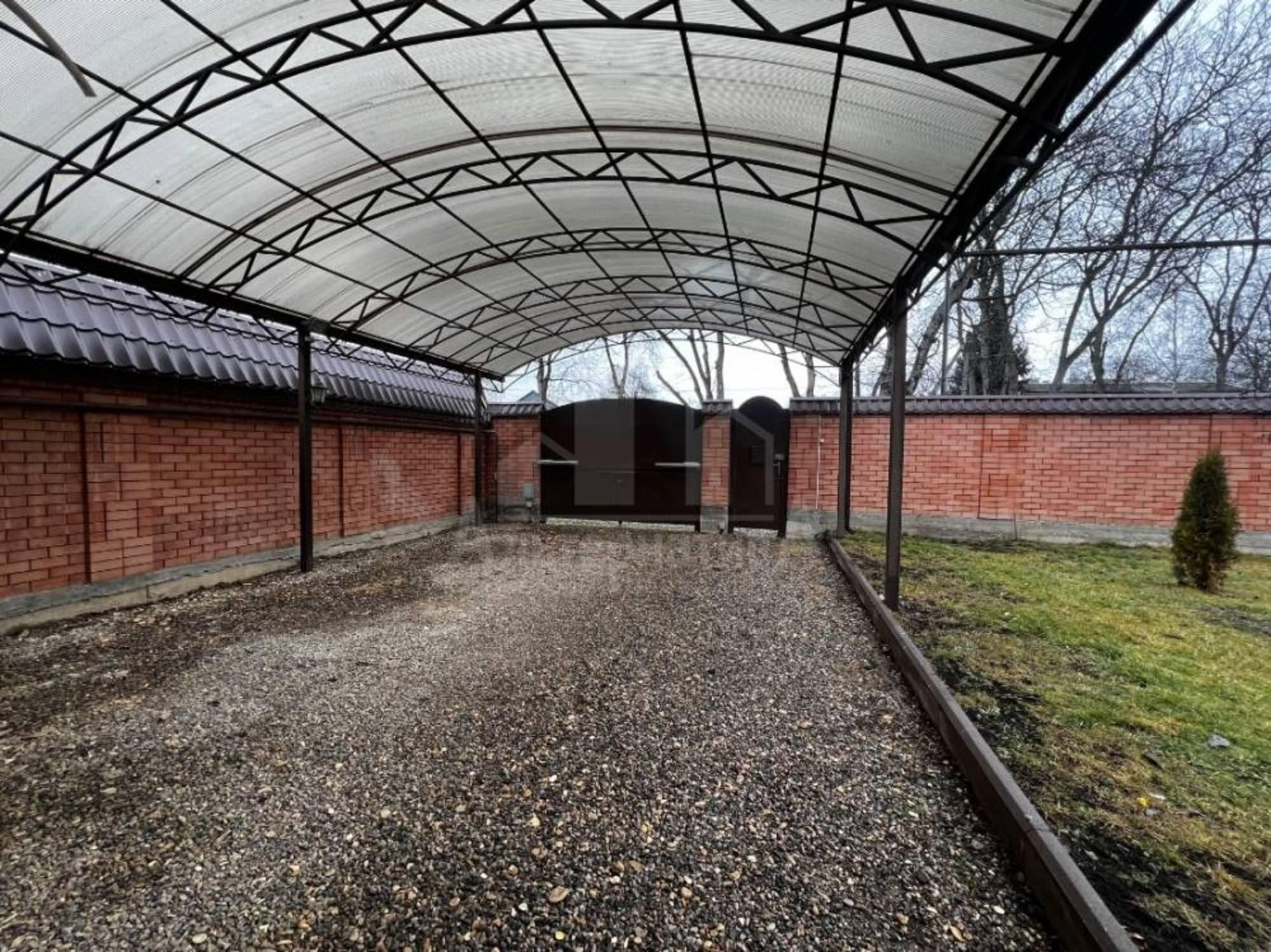Купить дачу, дом, коттедж за 18 000 000 рублей на Люксембург Розы ул.